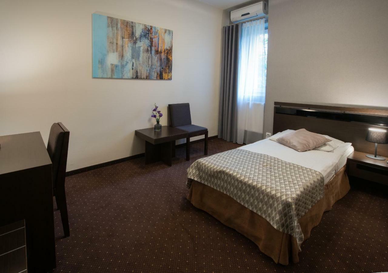 Hotel Capitol Biała Podlaska Exteriör bild